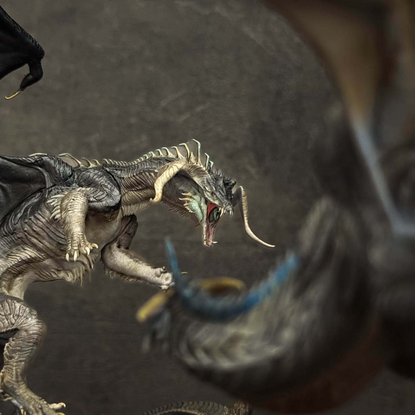 Diorama Drago Nero VS Drago d’Argento - Dipinto a Mano